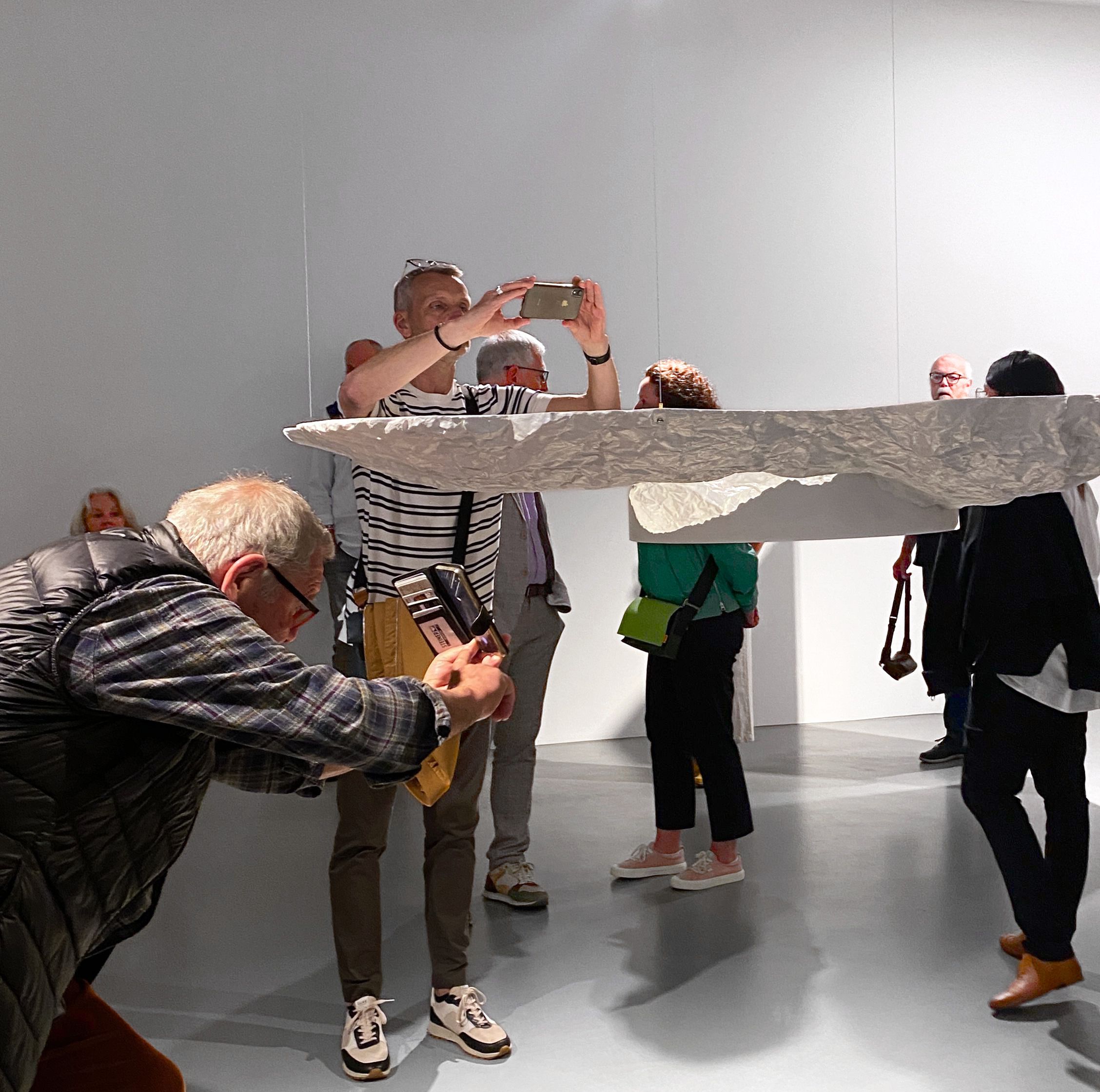 Eroeffnung_SiKu26_Besucher in der Ausstellung_2
