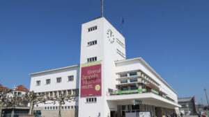 Der Förderverein Museum Haus Dix Hemmenhofen lädt in Zusammenarbeit mit dem Kunstverein Singen zum Besuch der Sonderausstellung „Eigentum verpflichtet“ mit dem Schwerpunkt „Provenienzforschung“ im Zeppelin Museum in Friedrichshafen ein.